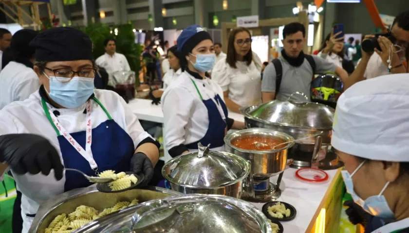 Cocina de la mano con la primera