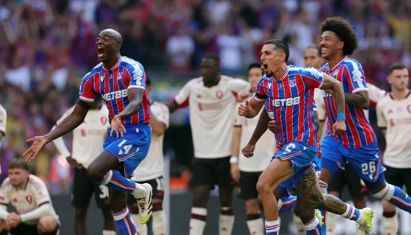 Daniel Muñoz celebrando el título.