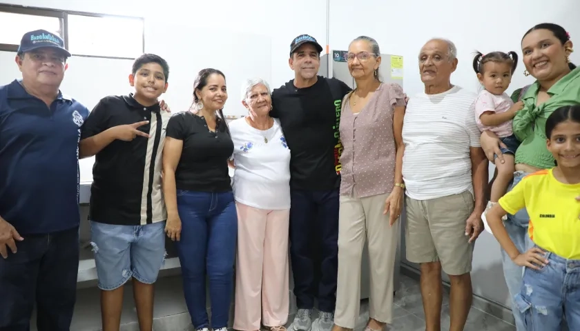 Alcalde Char junto a las familias beneficiarias.