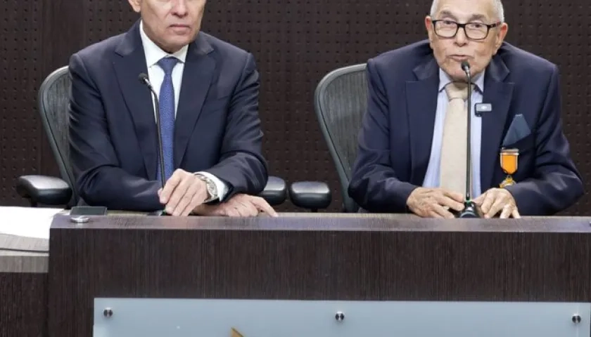 El senador Efraín Cepeda con Martín Mestre, papá de Nancy, víctima de feminicidio. 