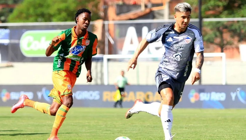 Guillermo Paiva disputando una pelota contra un rival.
