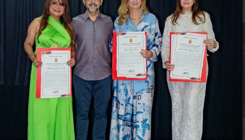 Las tres mujeres exaltadas con el rector de la Universidad. 
