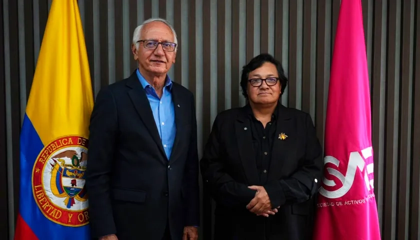 Acto de entrega de Drogas La Rebaja al Gobierno