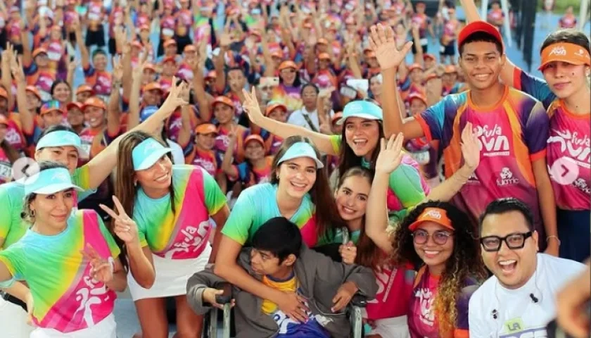 La directora de la Fundación Fulamic, Salwa Maloof Habib, y el joven Giovanny Hoyos (centro). 