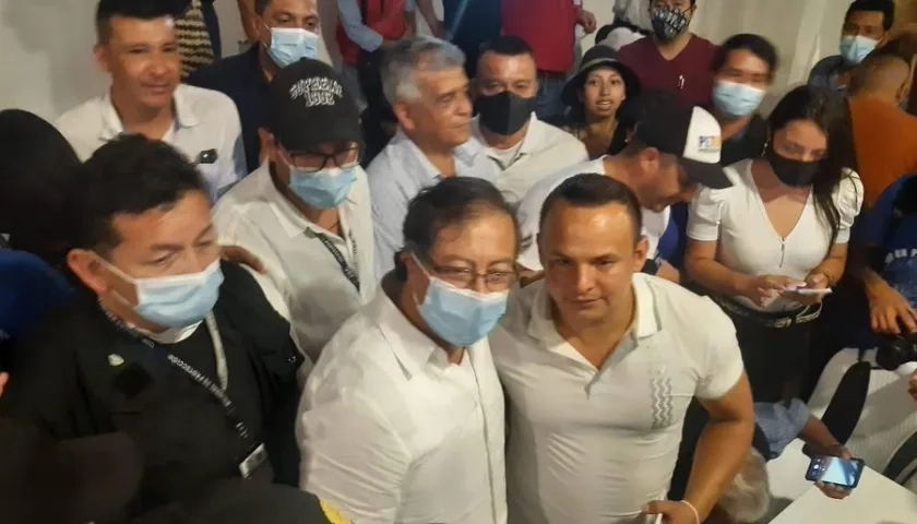 El líder social José Erlery Velasco junto al Presidente Gustavo Petro.