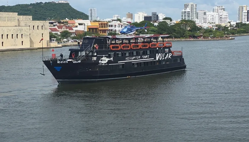 Imagen del yate y el helicóptero.