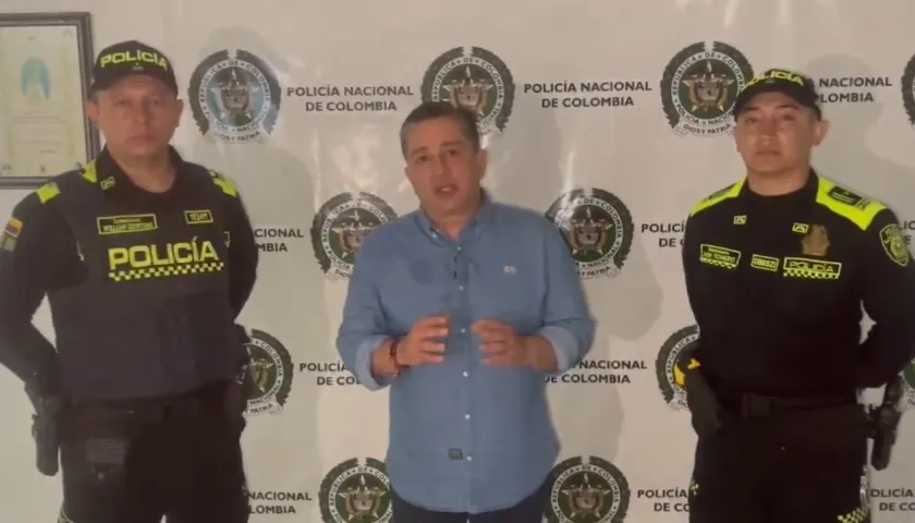Julio César Triana con uniformados de la Policía.