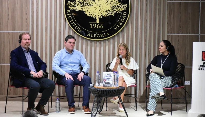 David Kilcullen; el exministro de Defensa, Juan Carlos Pinzón; la exgobernadora del Atlántico, Elsa Noguera y la docente Lucía Avendaño.