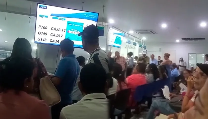 Sede de Cafam de la carrera 53, entre calles 70 y 72, con pacientes desesperados. 