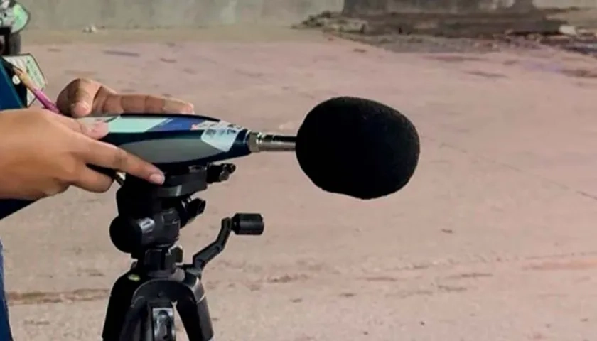 Funcionaria midiendo el ruido con un decibelímetro.