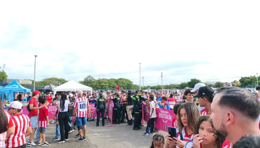 Filas en el estadio Metropolitano.