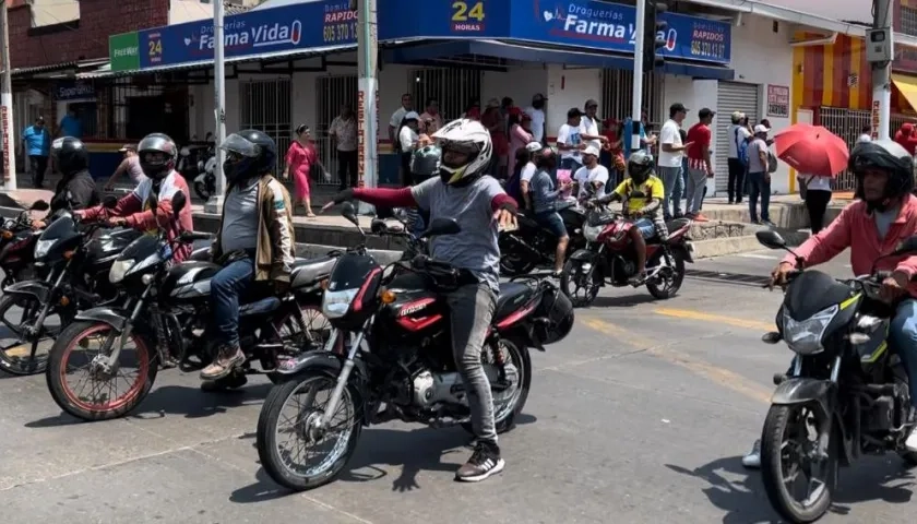 Motociclistas se irían a paro si se da el mencionado decreto. 