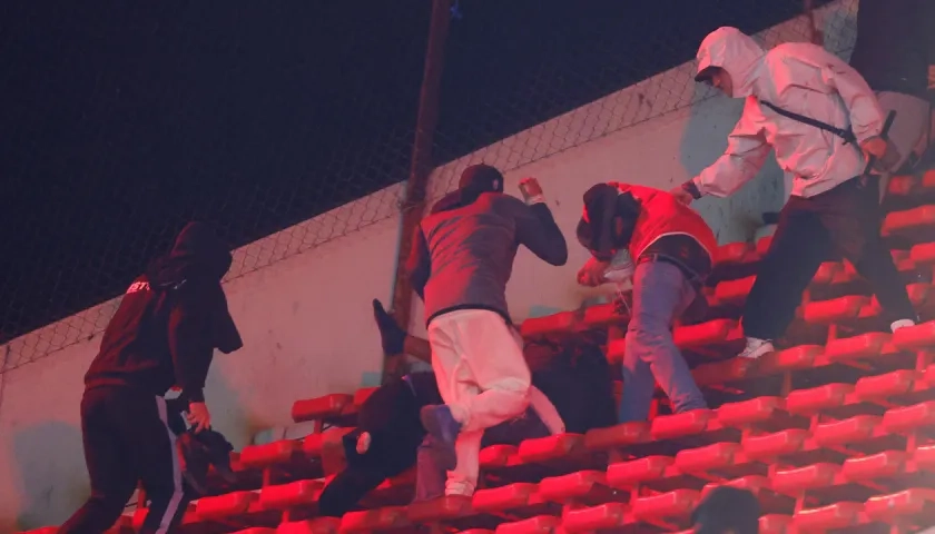 Imagen del ataque de los hinchas de Independiente contra los de la Universidad de Chile.