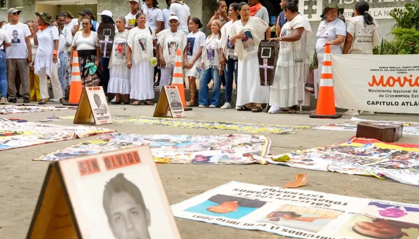 Las Mujeres Buscadoras en el plantón frente a la Fiscalía, en el Edificio Nelmar