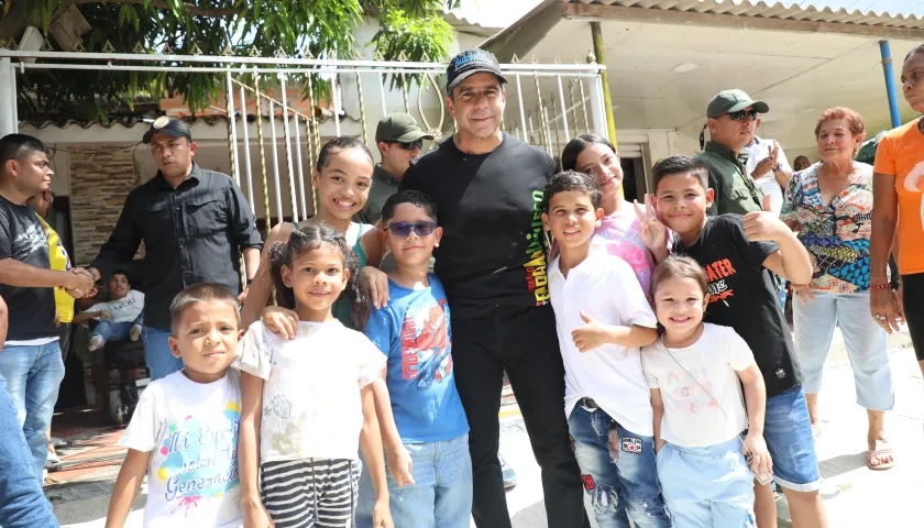 Alcalde Char junto a varios niños y niñas de la ciudad. 