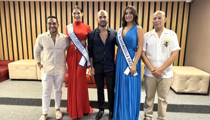 La Señorita Barranquilla (azul) en el evento que la acredita como la representante de la ciudad en el Concurso Nacional de Belleza. 