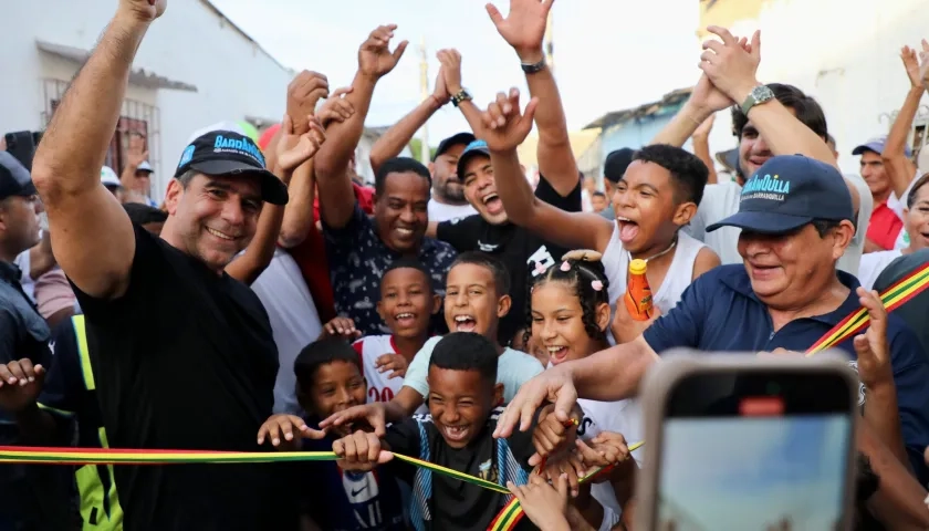 Alcalde Char en la entrega de las obras de pavimentación en El Romance. 