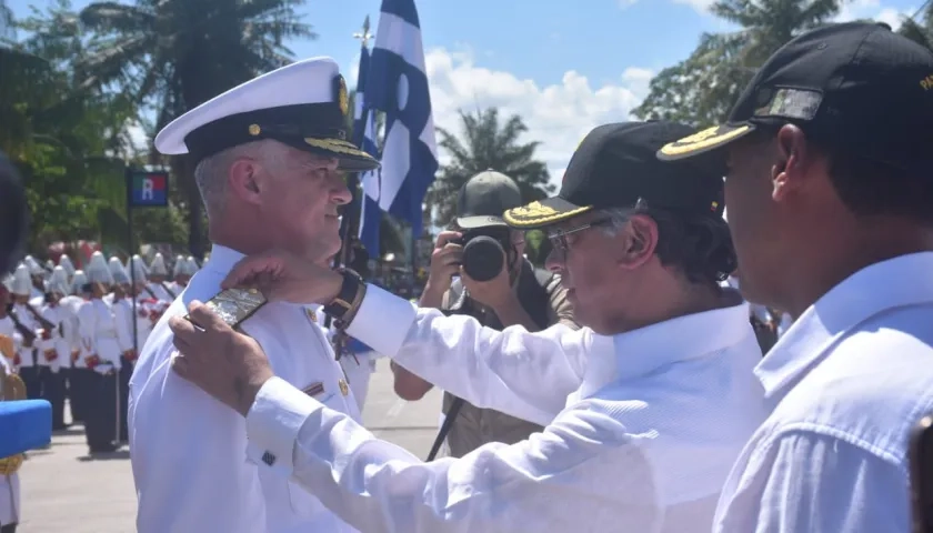 El Vicealmirante John Fabio Giraldo Gallo y el Presidente Gustavo Petro.