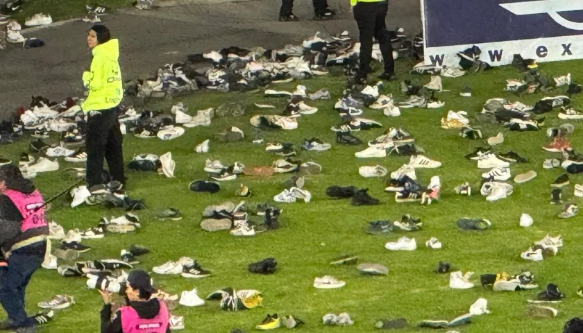 Los zapatos que lanzaron los hinchas al terreno de juego. 