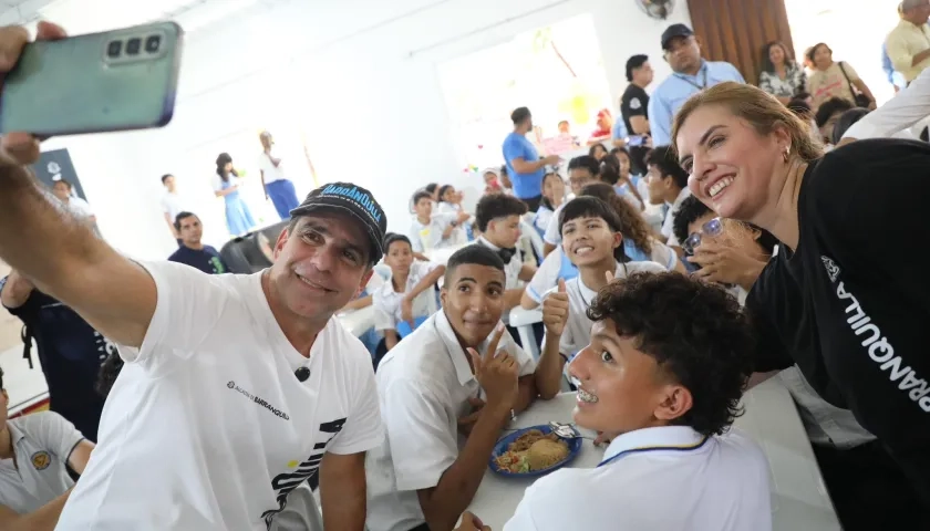 El alcalde Alejandro Char con un grupo de estudiantes. 