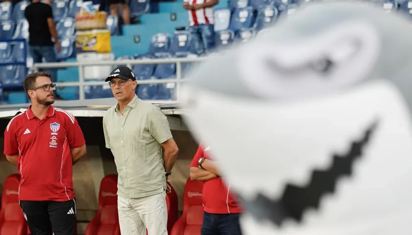 Alfredo Arias con su asistente técnico Juan Manuel López y el tiburón Willy.