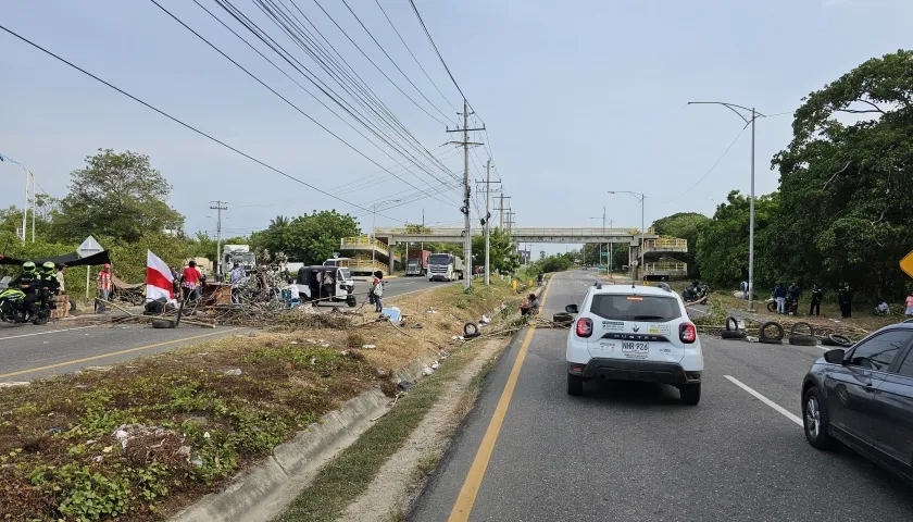La comunidad ha bloqueado la vía Cordialidad exigiendo una pronta solución.