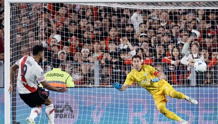 El cobro impecable de Miguel Ángel Borja en la tanda de penales contra Libertad. 