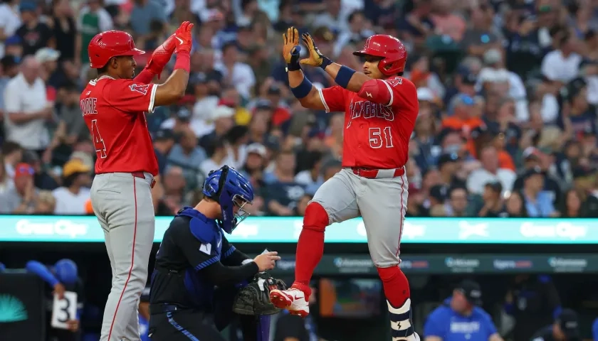Gustavo Campero es felicitado en el plato por Christian Moore tras conectar jonrón.