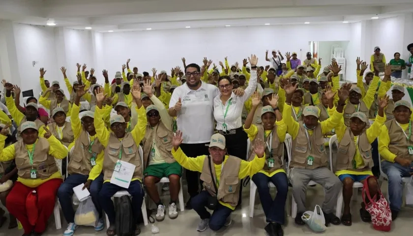 Alcalde de Puerto Colombia, Plinio Cedeño, junto a los beneficiarios de las capacitaciones.
