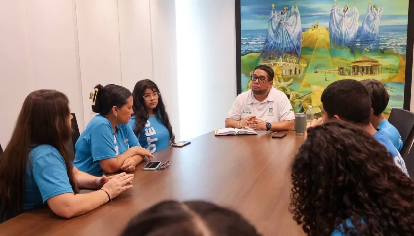 Alcalde de Puerto entrega incentivos económicos al grupo de investigación para el viaje.