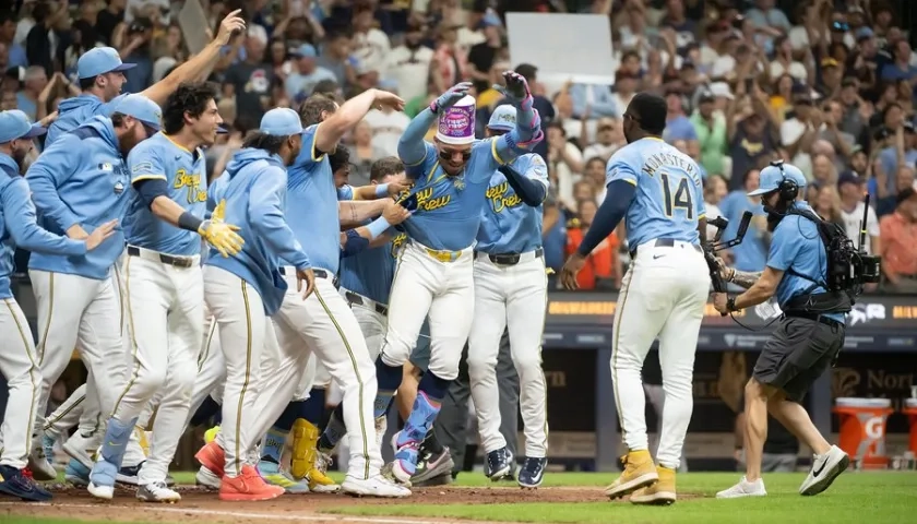 El venezolano William Contreras llega al plato tras conectar el jonrón ganador.