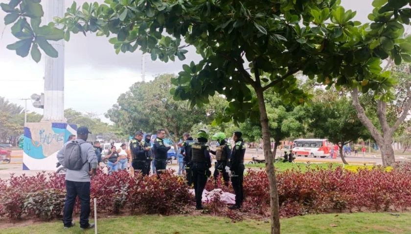 El cuerpo fue hallado en la rotonda de la calle 17, en Barranquilla.