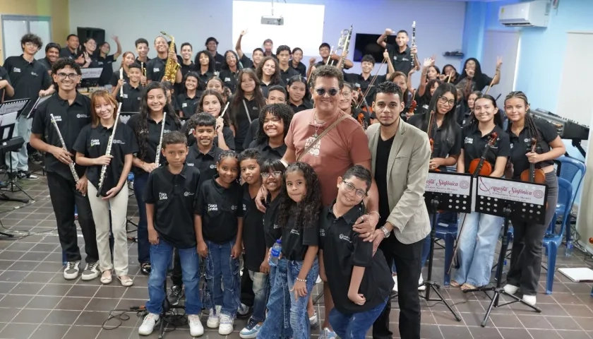Carlos Vives con los niños Children International. 