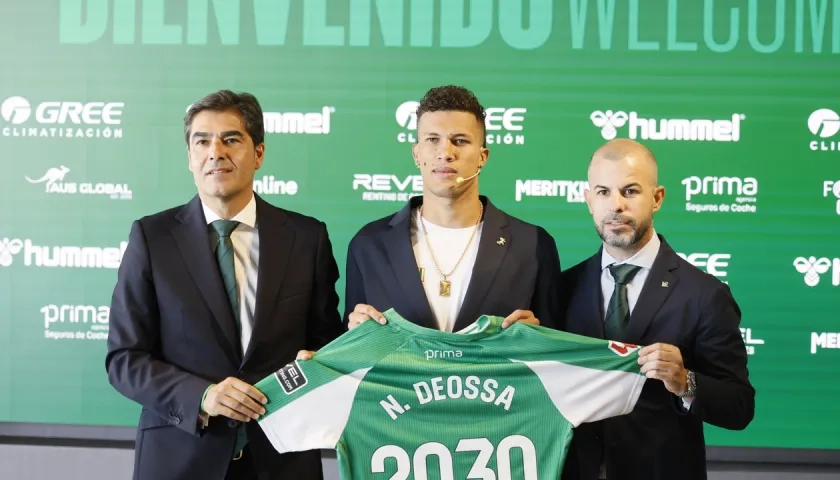 Nelson Deossa acompañado del presidente del Real Betis, Ángel Haro, y el director deportivo, Manu Fajardo.