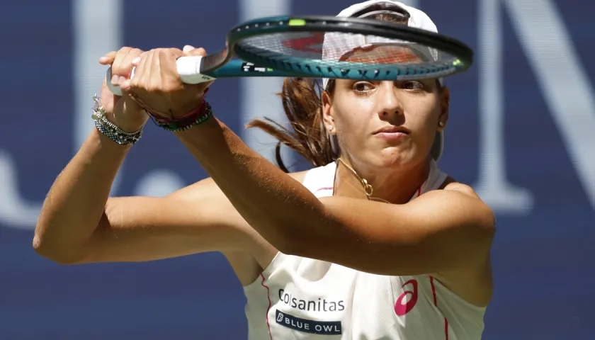 La tenista colombiana Emiliana Arango durante su partido contra Iga Swiatek. 