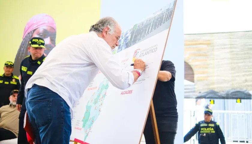 Gobernador Verano durante la firma del convenio con MinInterior.