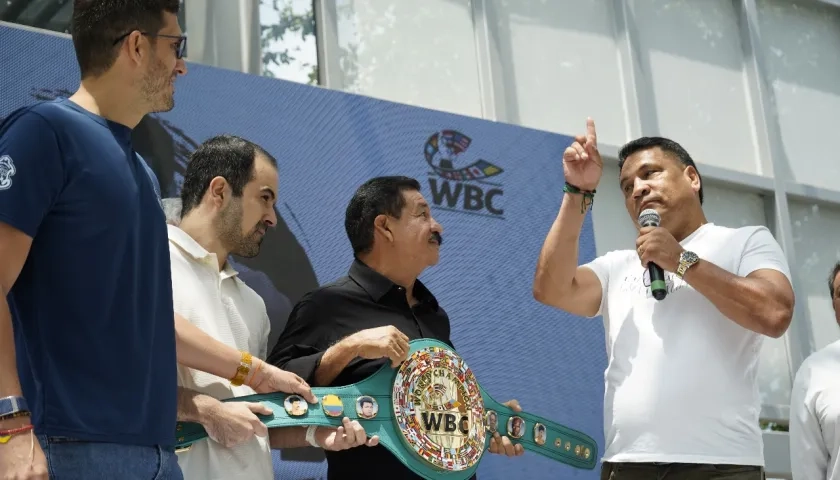 El reencuentro de 'Happy' Lora y el mexicano Raúl 'Jíbaro' Pérez, el viernes en Barranquilla. 