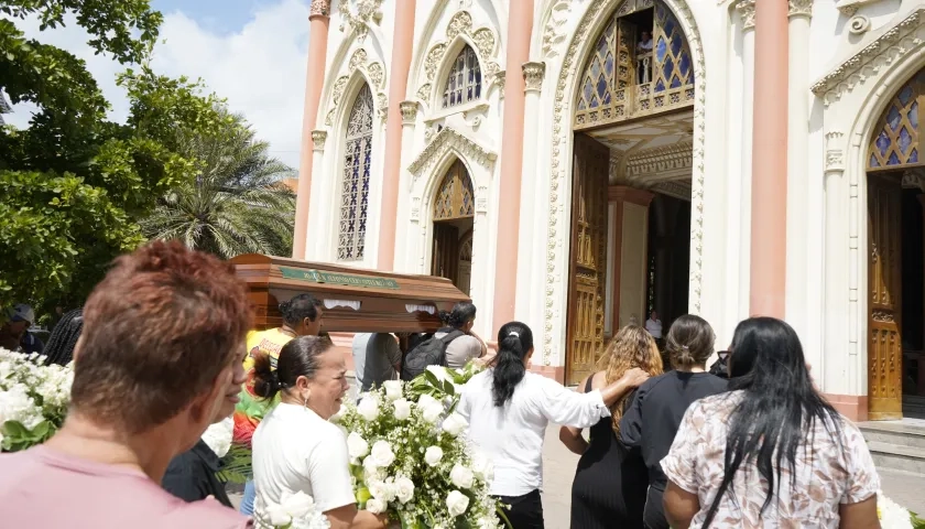 Féretro de Joaquín Cervantes ingresando a la Iglesia San Nicolás.
