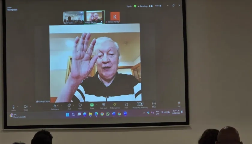 El Gran Maestro Internacional Anatoli Karpov durante su conferencia virtual. 