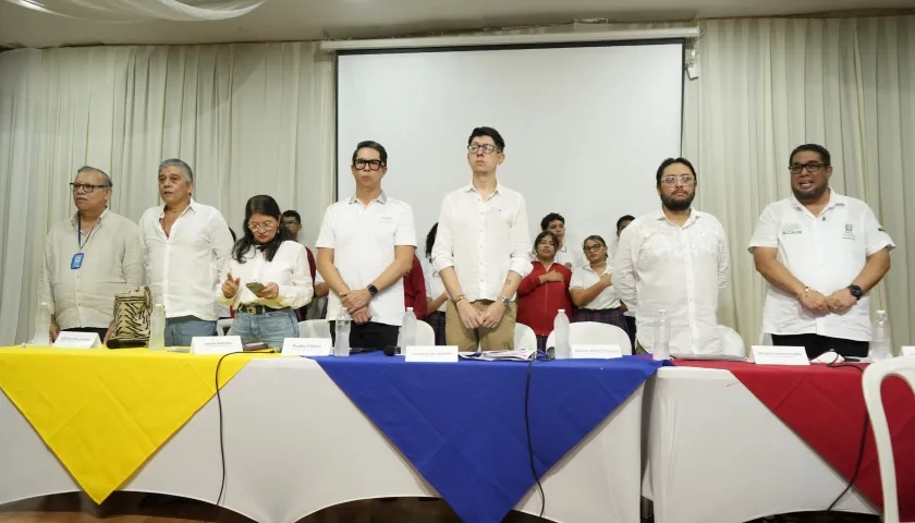 Ministro de Educación, Daniel Rojas, en compañía de funcionarios del Gobierno, congresistas y alcalde de Puerto Colombia. 