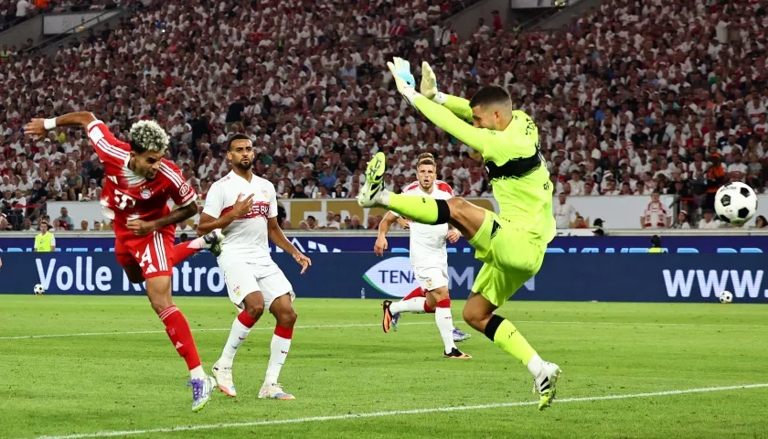 Luis Díaz anticipa al portero Bredlow y marca, de cabeza, el segundo gol del Bayern Múnich.