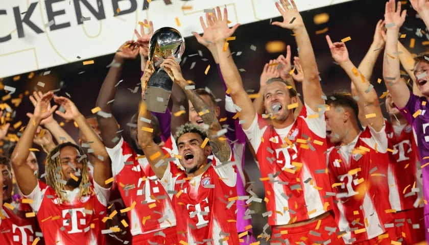 Luis Díaz con el trofeo de campeón de la Supercopa Franz Beckenbauer.