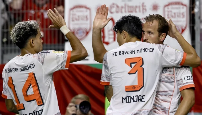 Luis Díaz felicita a Harry Kane, autor del gol de la victoria del Bayern. 