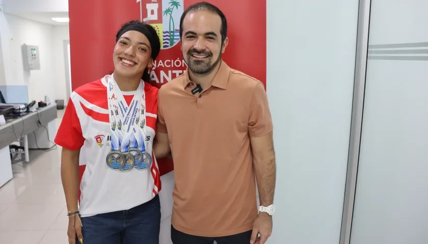 Mariana Pérez en companía de Iván Urquijo, director de Indeportes Atlántico.