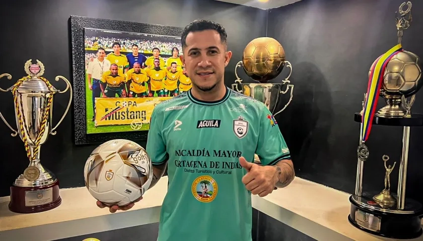 Michael Ortega con la camiseta del Real Cartagena, tras firmar su contrato.