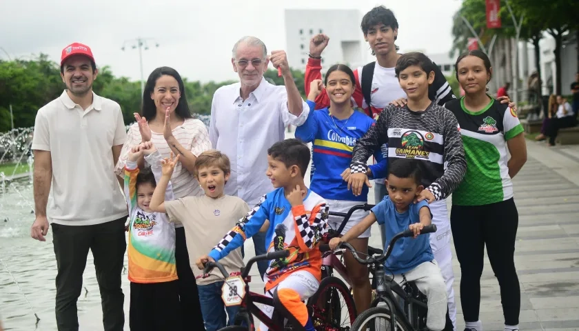 Mariana Pajón, Iván Urquijo y Eduardo Verano con un grupo de participantes en el Gran Fondito 2025.