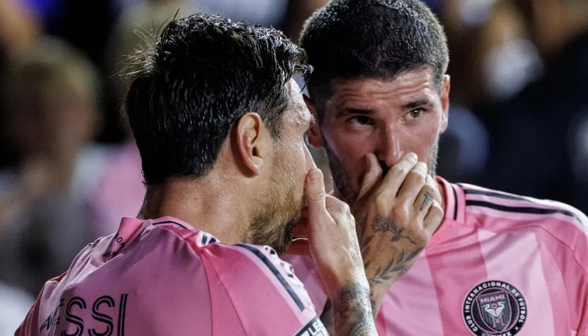 Rodrigo De Paul y Lionel Messi durante el partido de la Leagues Cup con el Inter Miami ante el Atlas. 