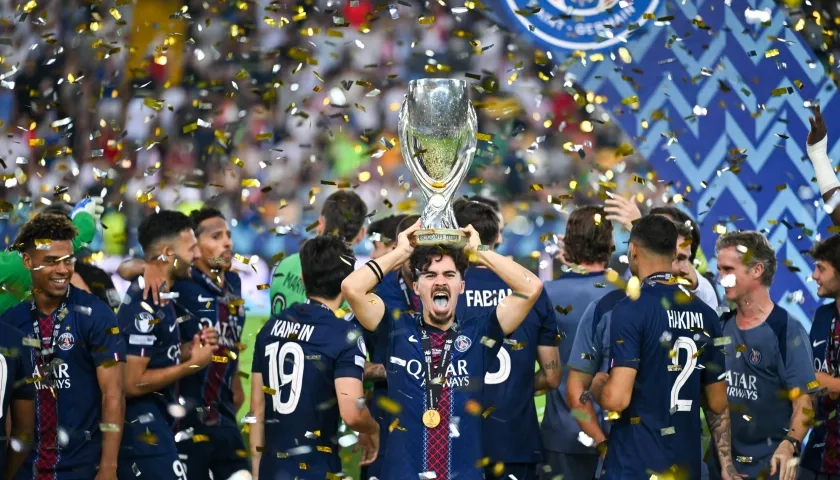 Jugadores del PSG celebran tras conquistar la Supercopa de Europa. 