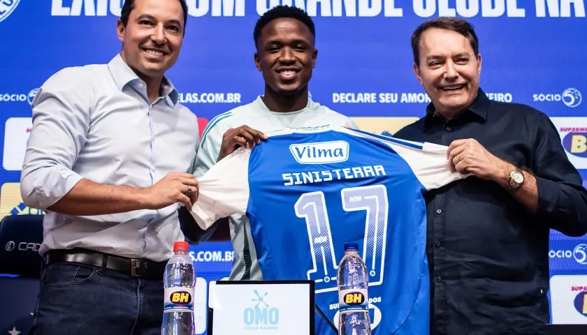 Luis Sinisterra en su presentación como nuevo jugador del Cruzeiro.
