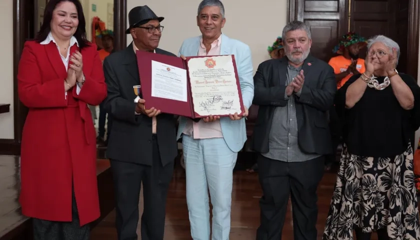 Momentos de la condecoración al investigador Manuel 'Toño' Pérez. 